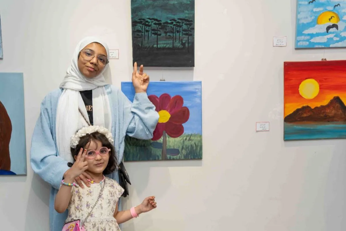 الألوان الزاهية والطبيعة تُلهمان ”جنان“ في لوحاتها الفنية