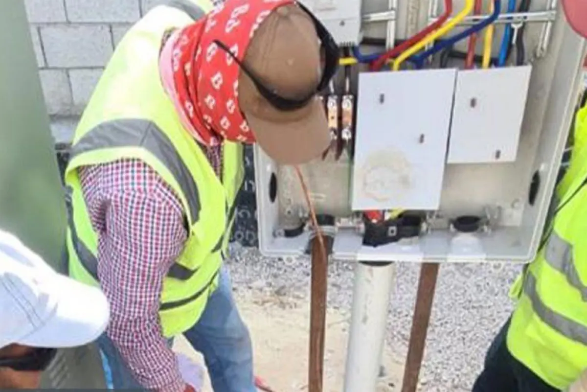 القطيف.. الانتهاء من أعمال إنارة حي المشتل بتركيب 88 عمود إنارة LED