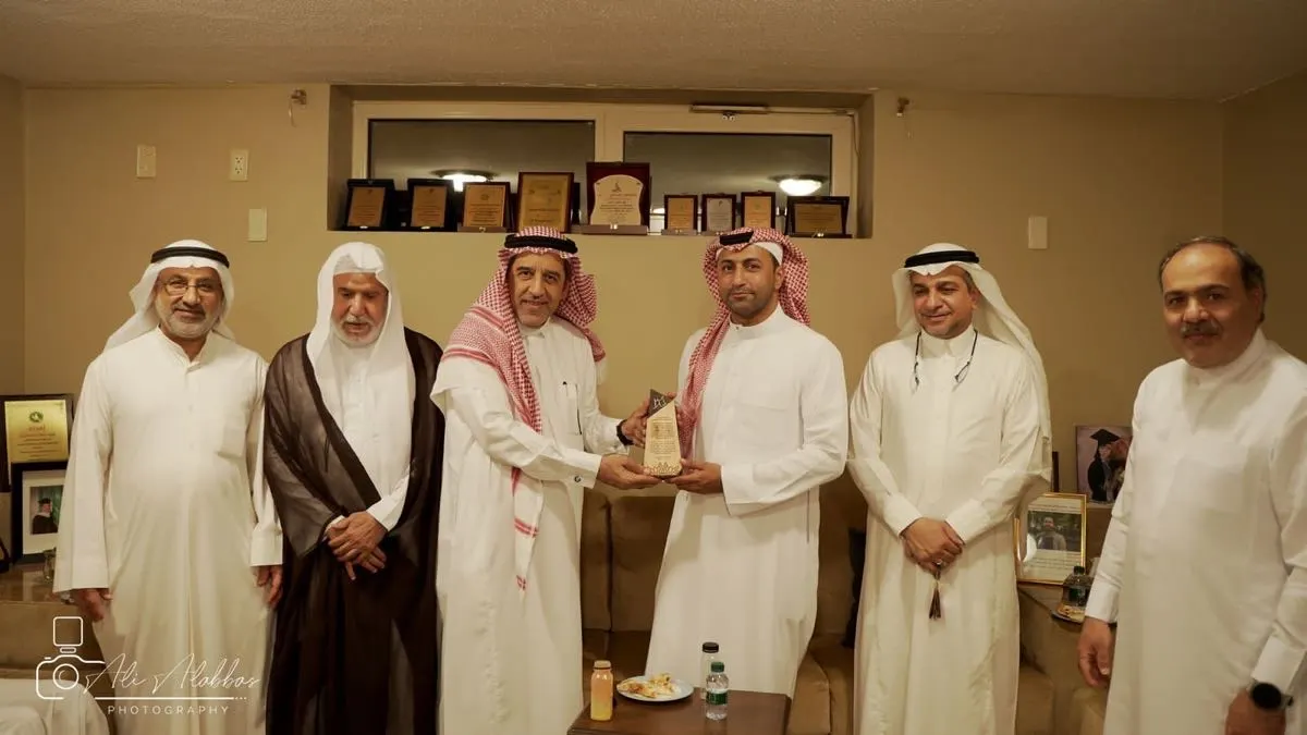 قضى 20 عامًا في مدرسة «ابن خلدون» بسيهات.. ”المزعل“ تكرم البوحسن