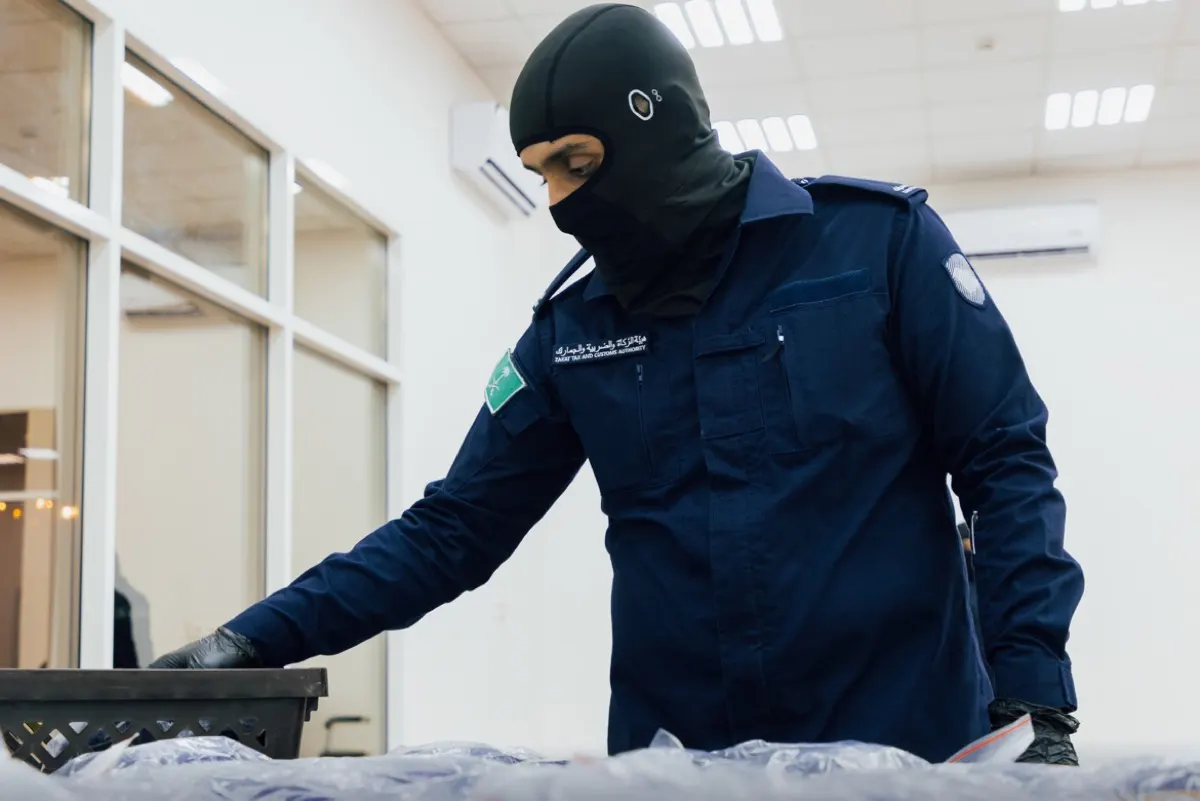 إحباط محاولة تهريب قرابة 12 كيلوجرامًا من ”الشبو“ مُخبأة في شاحنة