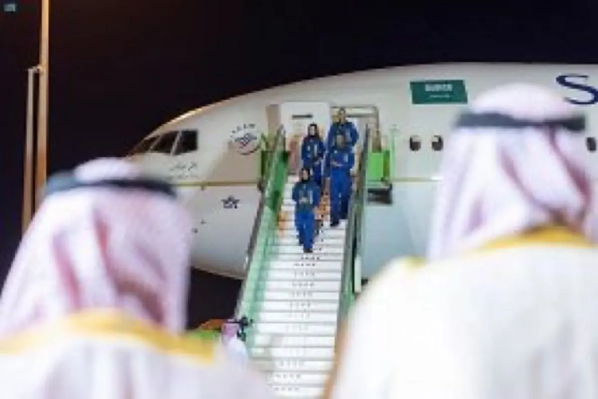 «القرني» و«برناوي» يصلان إلى مطار الملك خالد الدولي