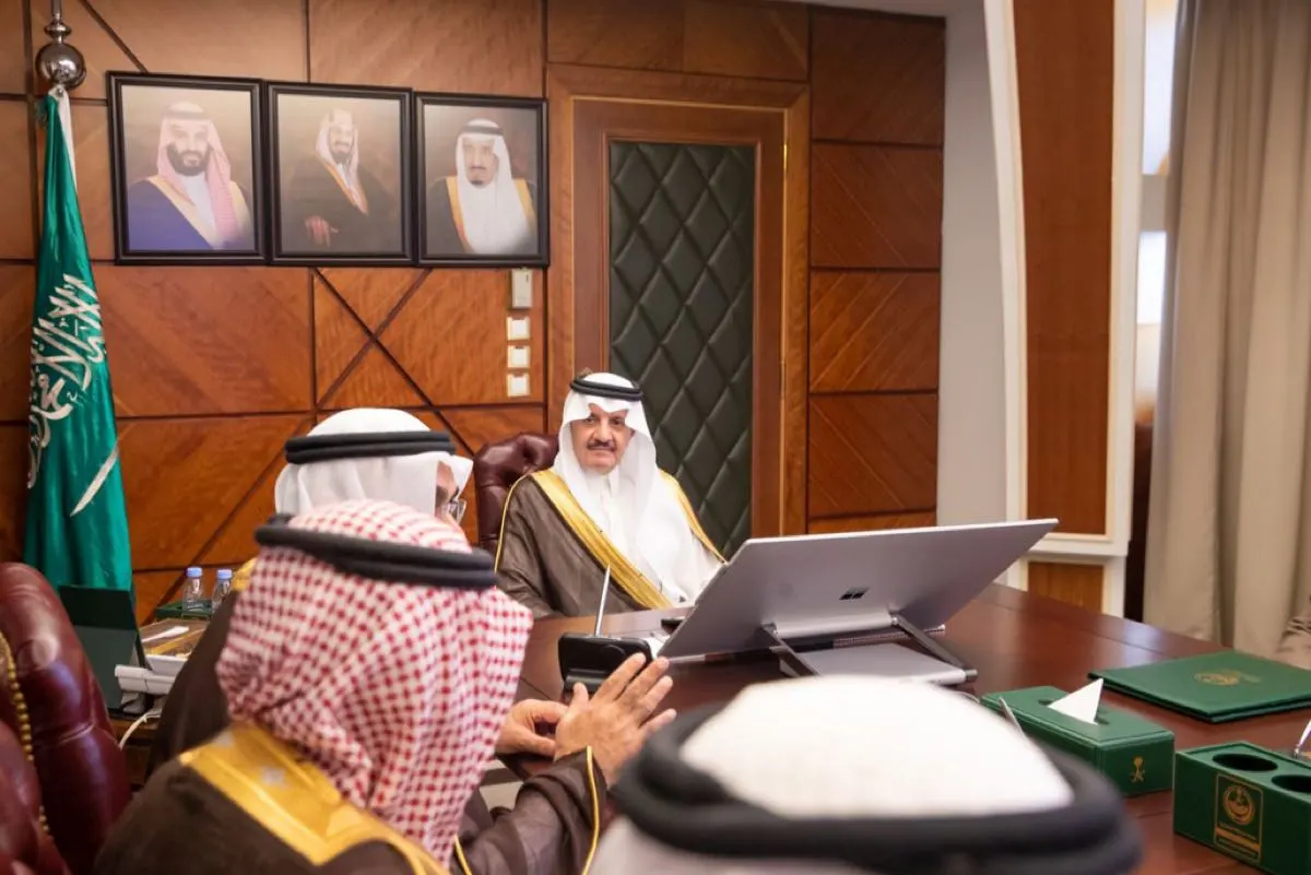 أمير الشرقية يطلع على أعمال لجنة «التشوه البصري».. ويتسلم تقرير «البريد»