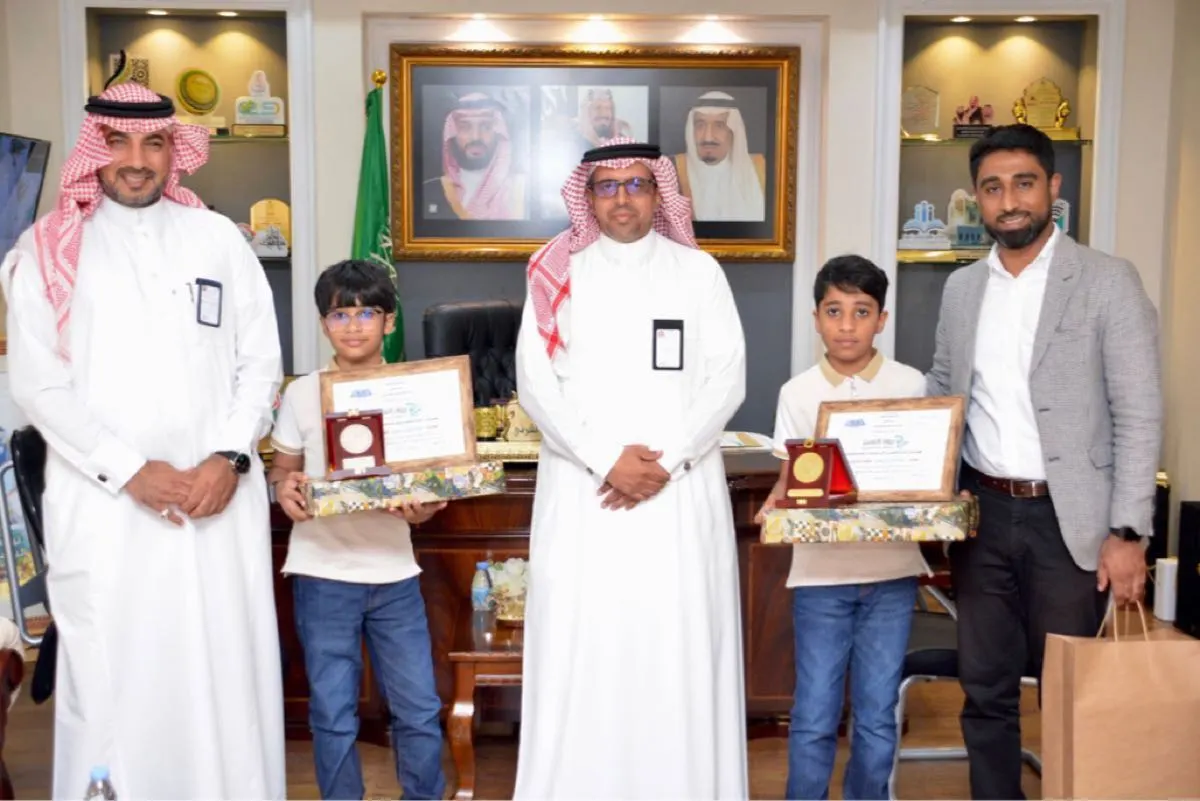 القطيف.. مدير التعليم يكرم الأخوين «آل عباس» لفوزهما بذهبية وفضية في مسابقتين دوليتين