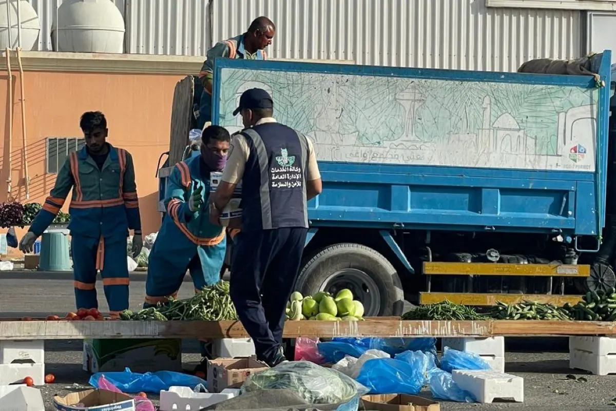 مصادرة 36 طنًا من الخضار والفواكه في «فيصلية الدمام»
