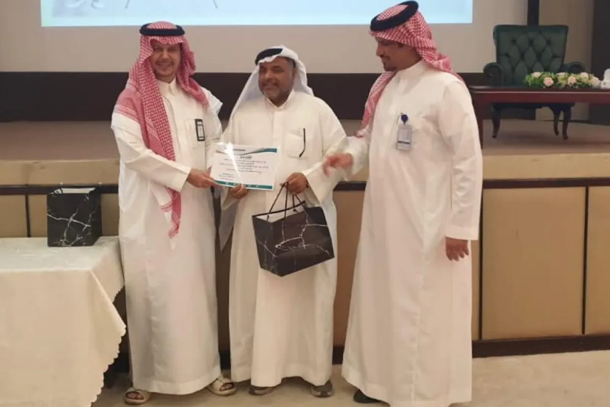 مدير «تعليم الأحساء» يكرّم منسوبي الإدارة القانونية