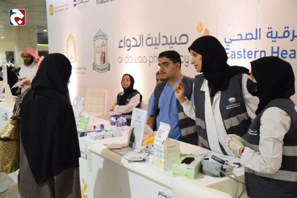 بالصور.. ”خدمتكم شرف“.. مبادرة في مطار الملك فهد الدولي تقدّم خدماتها لأكثر من 7500 حاج