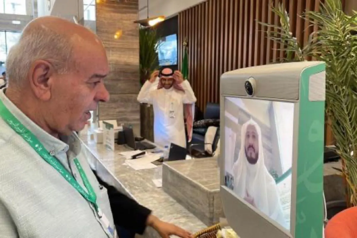 «روبوت» للإجابة عن استفسارات «ضيوف خادم الحرمين»