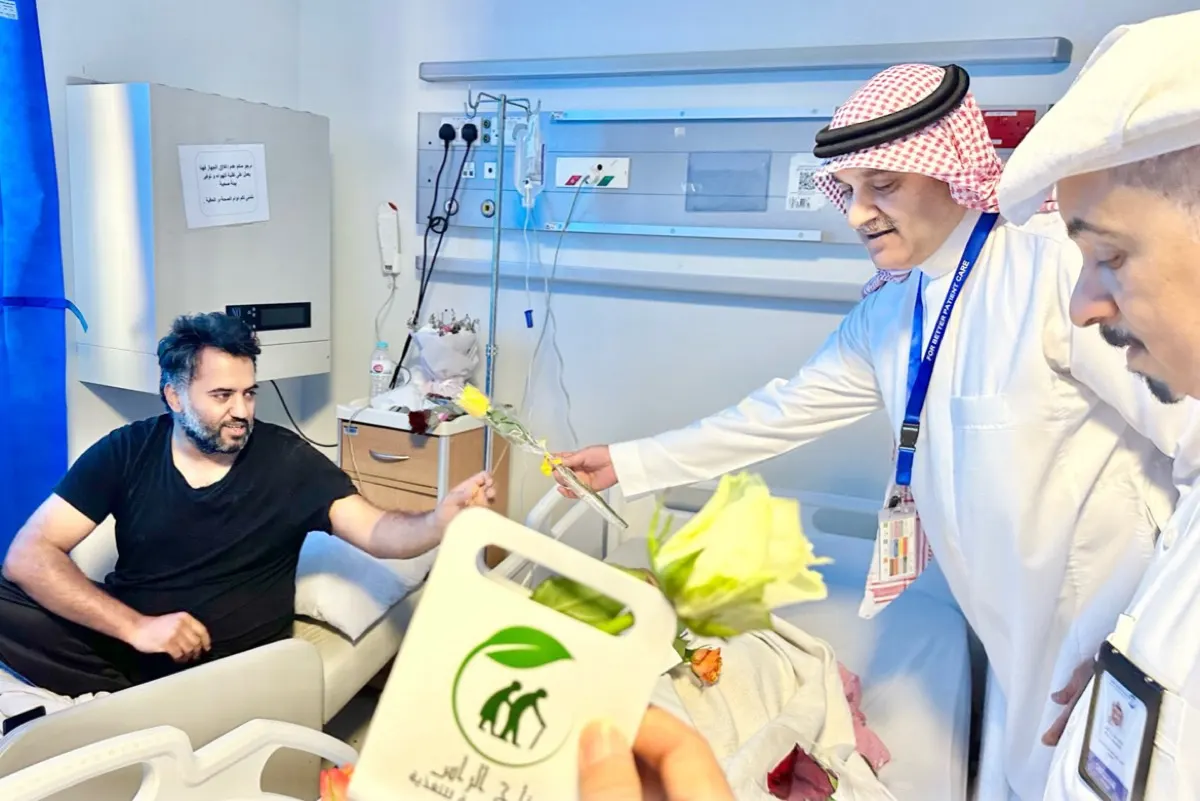 «تاج الراس».. مبادرة لمعايدة كبار السن ب «القطيف المركزي»