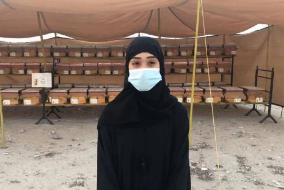 «حبل من الليف وصندوق خشبي».. فكرة النحالة الميلاد توفر مياه باردة للنحل