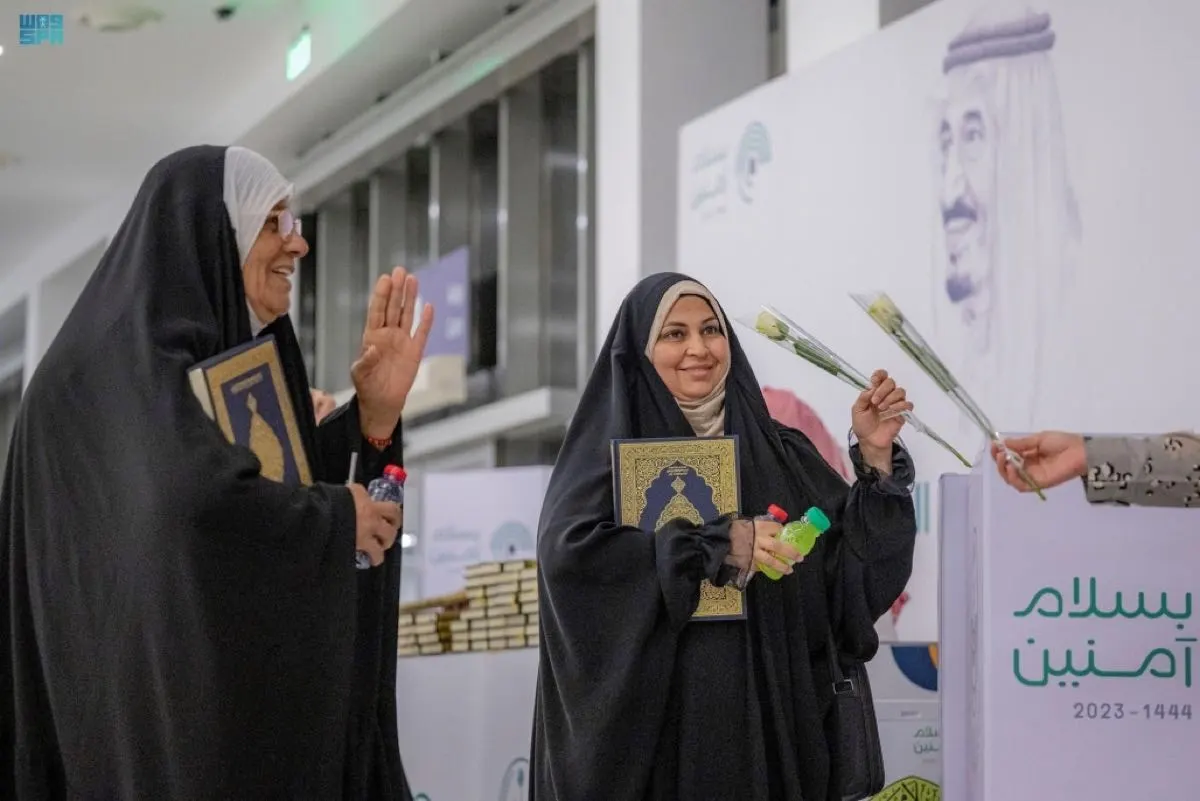 بالمصاحف والورود.. الممكلة تودع حجاج العراق بمنفذ جديدة عرعر