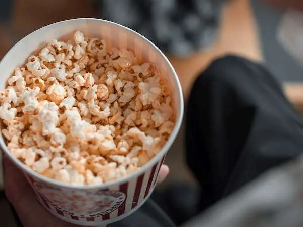 استشاري يحذر: «الفشار المُعلّب» يدمر الهرمونات