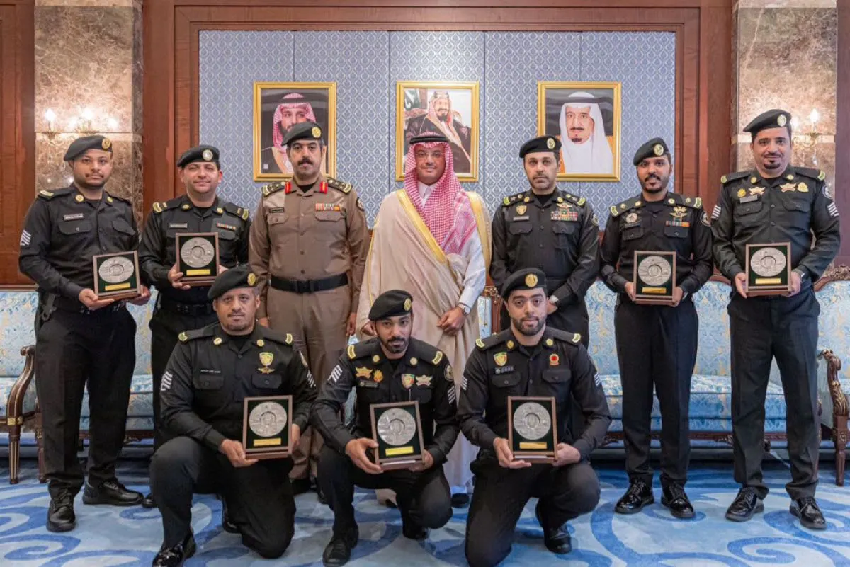 محافظ الأحساء يكرّم عددًا من منسوبي دوريات الأمن