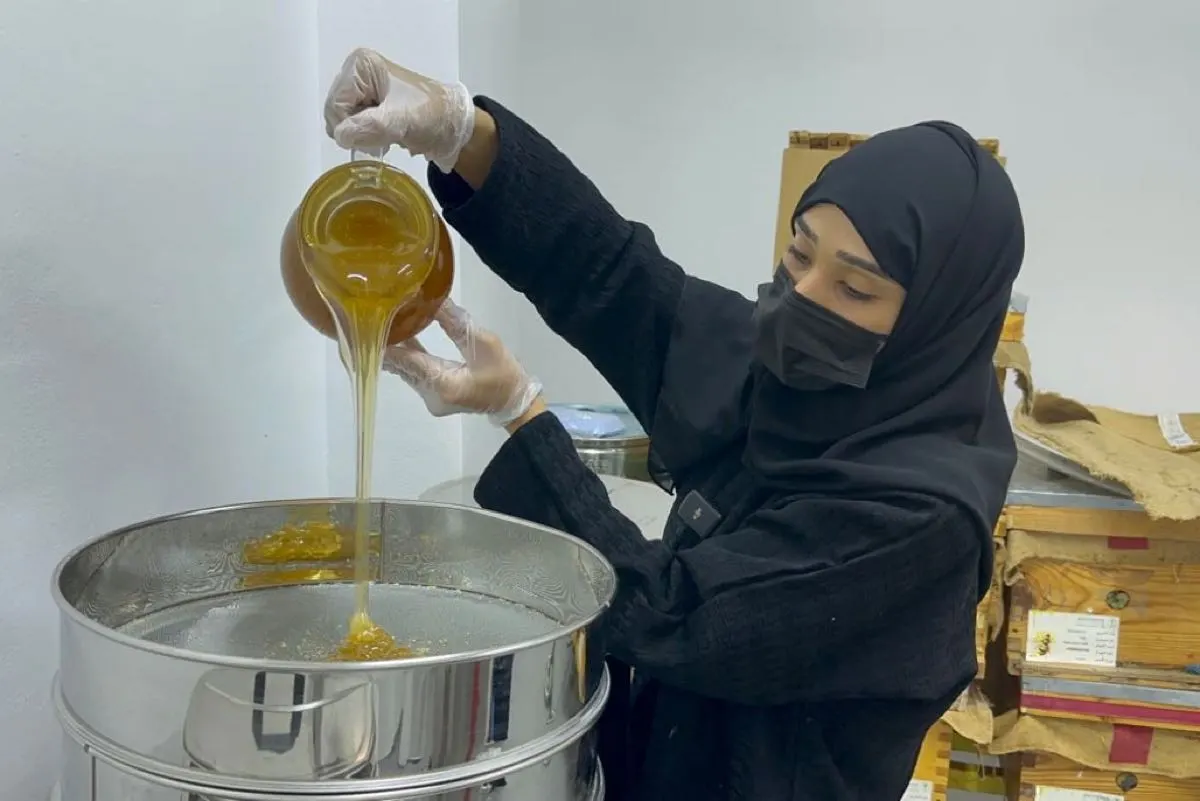 فاطمة الميلاد.. أول سعودية تروض «النحل» وتنتج «المانجروف»