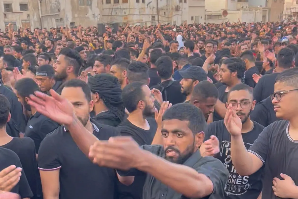 «فيديو» ”عزاء الشريعة“.. قبلة المواكب العزائية في القطيف