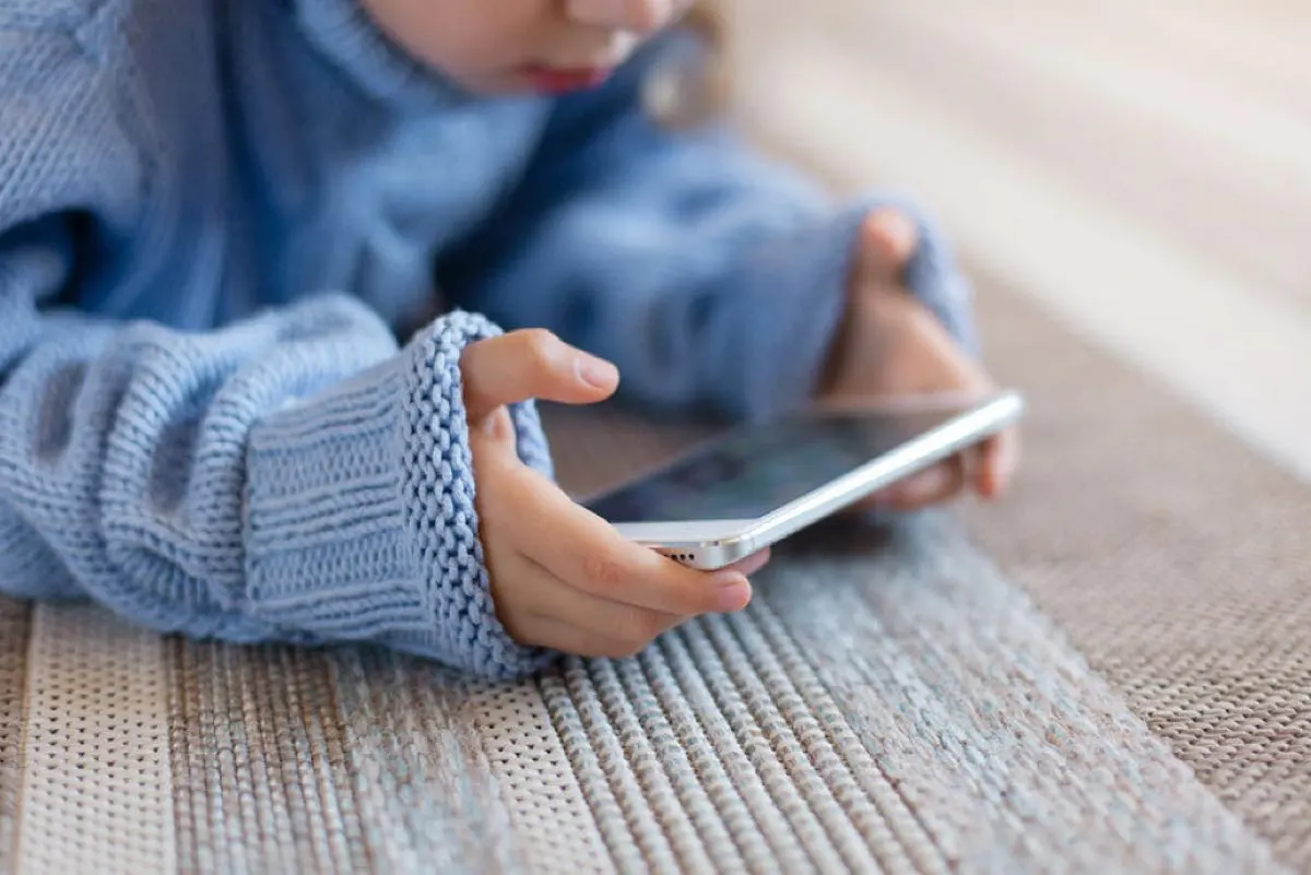 ما السن المناسبة للسماح للطفل باستخدام الهاتف المحمول؟.. استشاري يجيب