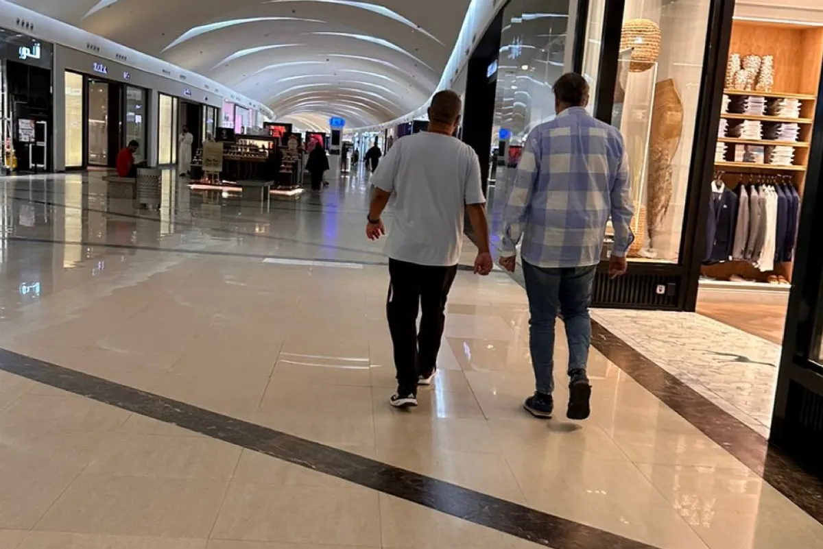 هربًا من لهيب الشمس.. المجمعات التجارية تتحول إلى «مضامير مشاة»
