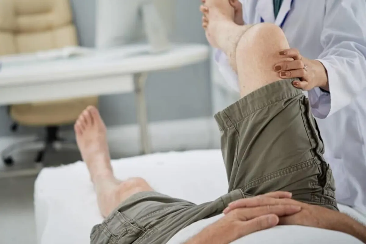 التشنجات العضلية أبرزها.. 5 أعراض لمتلازمة تململ الساقين