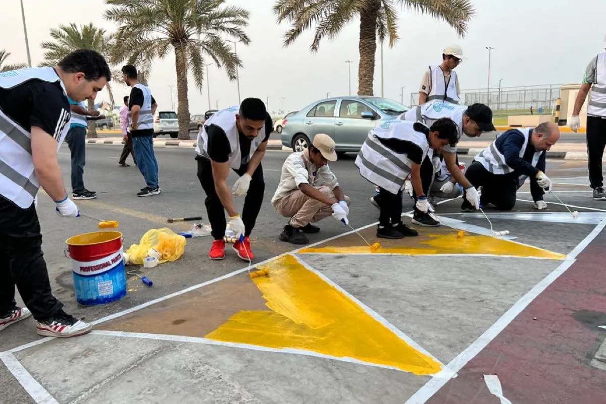 100 متطوع لدهان الأرصفة بمحيط مدارس القطيف