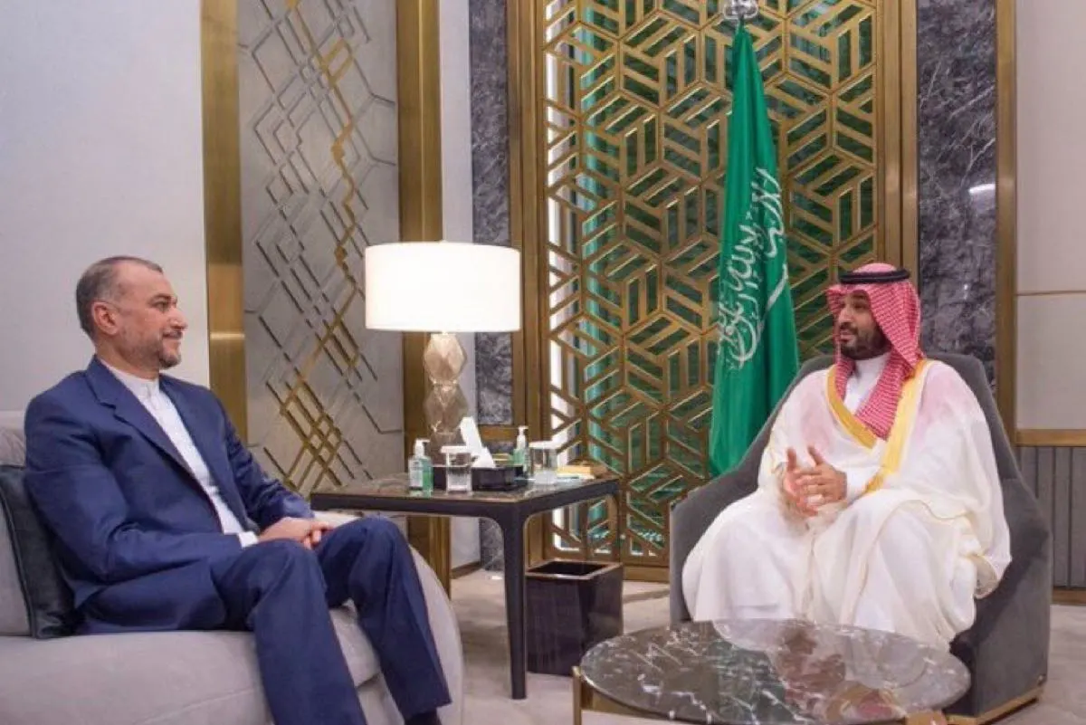ولي العهد يستقبل وزير الخارجية الإيراني ويستعرضان العلاقات بين البلدين