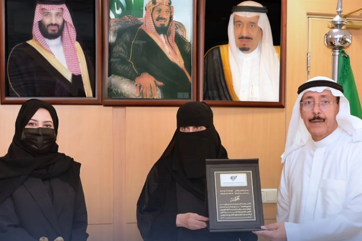 قصة مؤثرة.. ”العماني“ في ال70 تستلم وثيقة التخرج مرتبة الشرف
