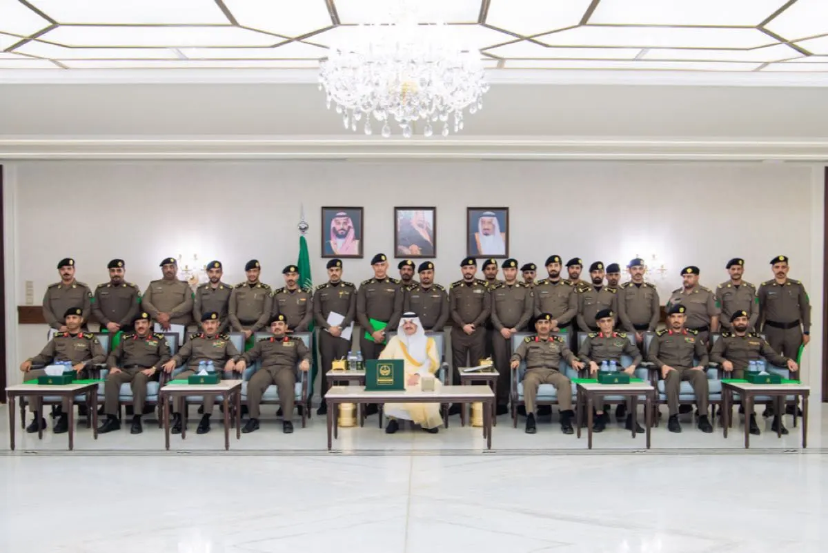 أمير الشرقية يكرم الضباط المساهمين في كشف غموض قضايا جنائية