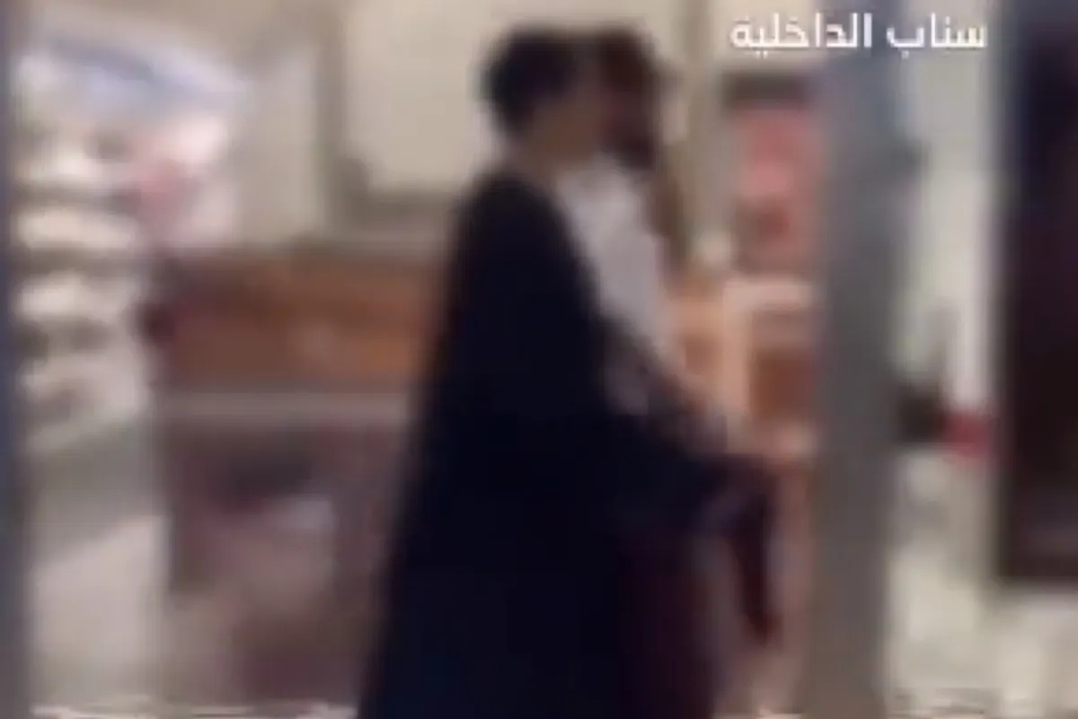 القبض على مقيم تنكّر ب ”عباءة نسائية“ بمول بالشرقية