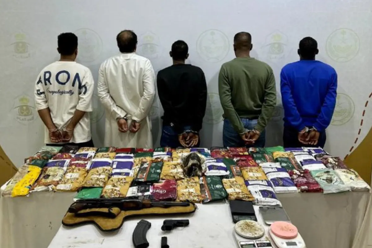 الداخلية: القبض على مواطنَين يعملان في أحد القطاعات الأمنية لترويجهم المخدرات