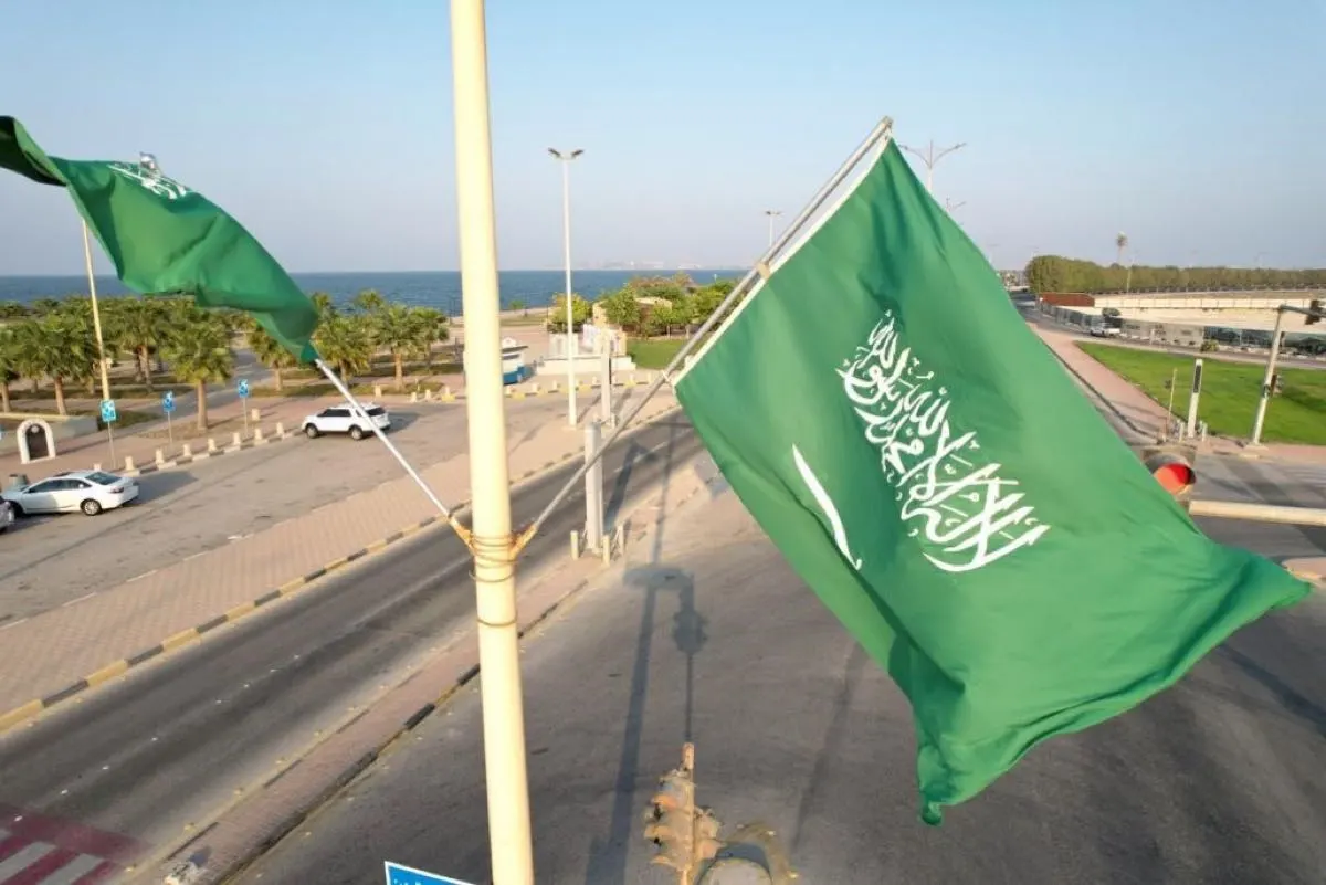 «اليوم الوطني».. 1280 لافتة و75 شكلًا مضيئًا تزين شوارع الشرقية