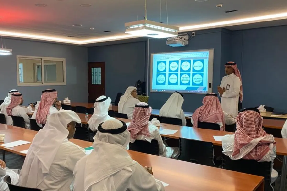 بحضور 30 موجهًا.. تطوير أدلة التوجيه الطلابي ب «تعليم القطيف»