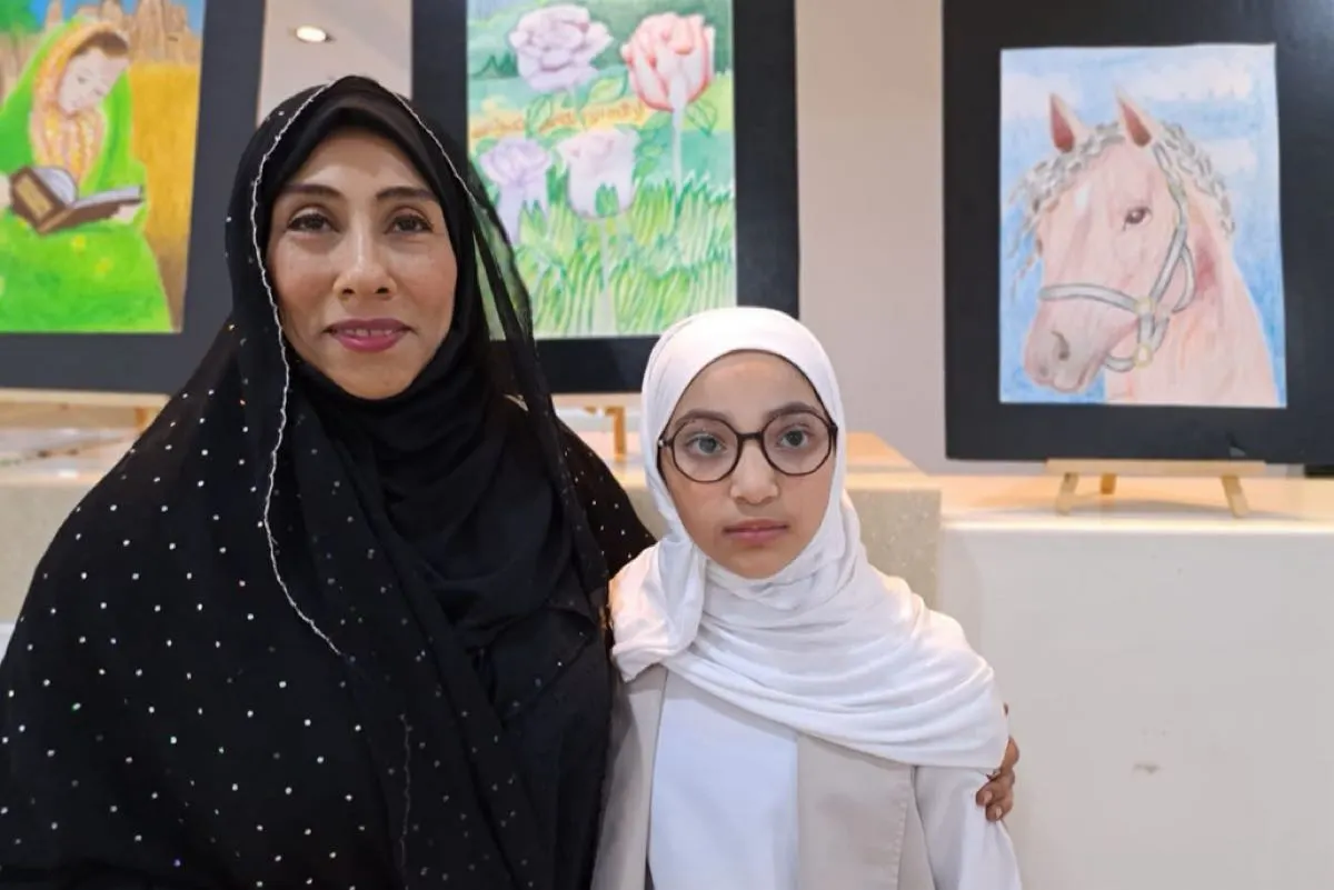 طفلة تُعبر عن مشاعرها بالرسم واختارت ”الورد“ حبًا للوطن