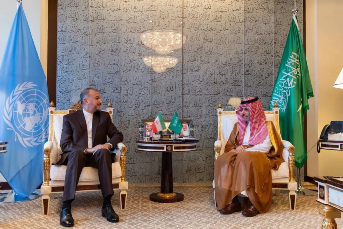 وزير الخارجية يبحث مع نظيره الإيراني تعزيز العلاقات الثنائية بين البلدين