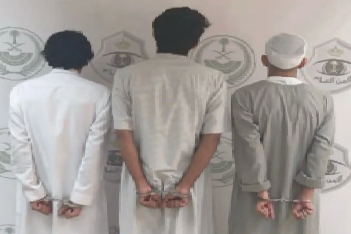 القبض على 3 مواطنين لرفعهم لافتة تثير النعرات القبلية
