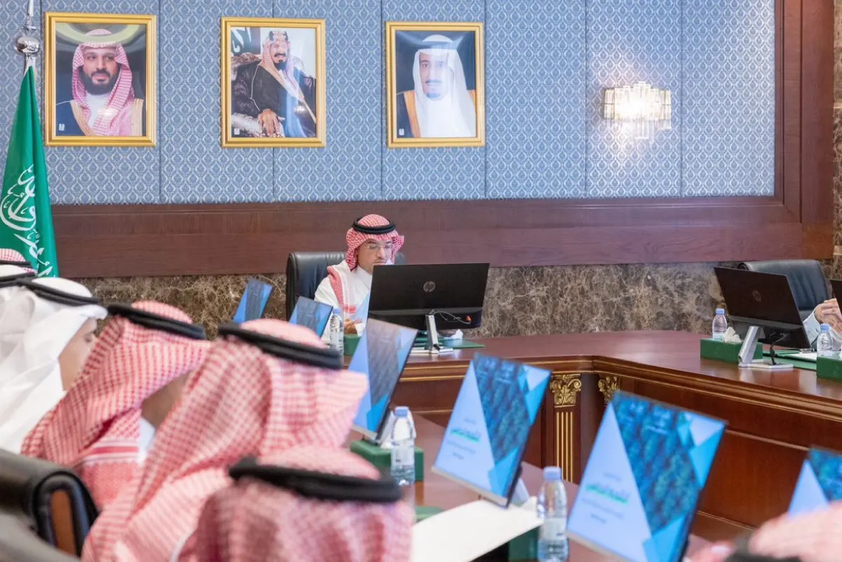محافظ الأحساء يبحث أجندة التقويم الدراسي واستثمار الإجازات المطولة