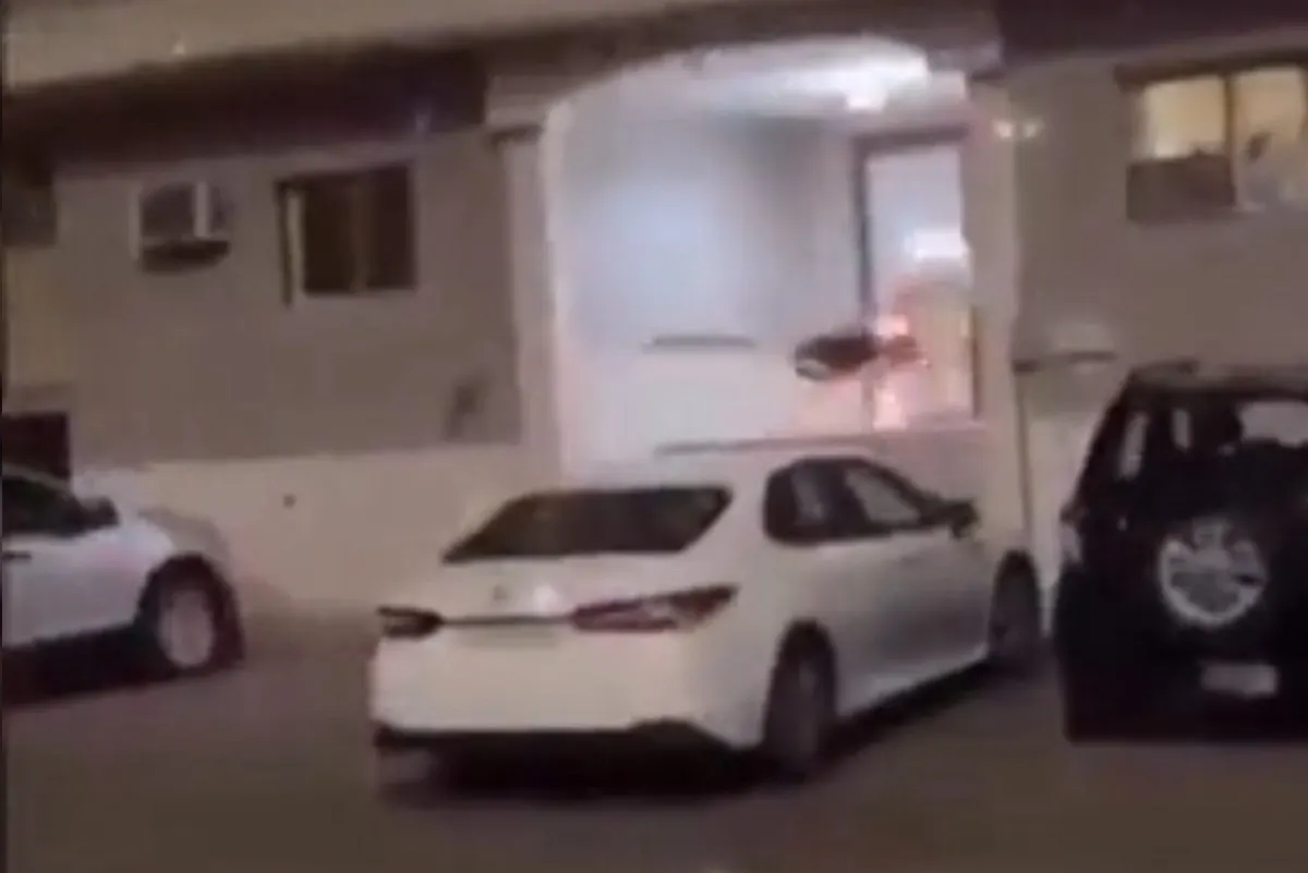 فيديو صادم.. شاب يقود دراجة نارية ويخترق مدخل عمارة