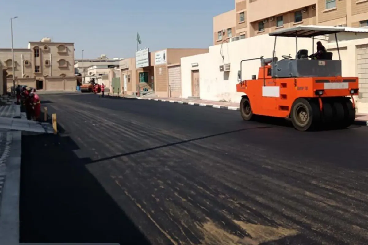 القطيف.. صيانة ورفع كفاءة طرق أم الساهك