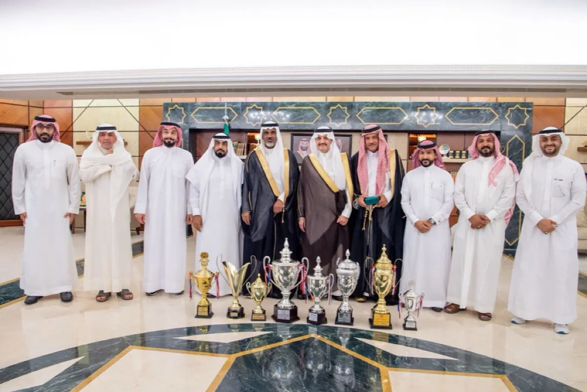 أمير الشرقية يستقبل منسوبي ”مركز الصم بالقطيف“