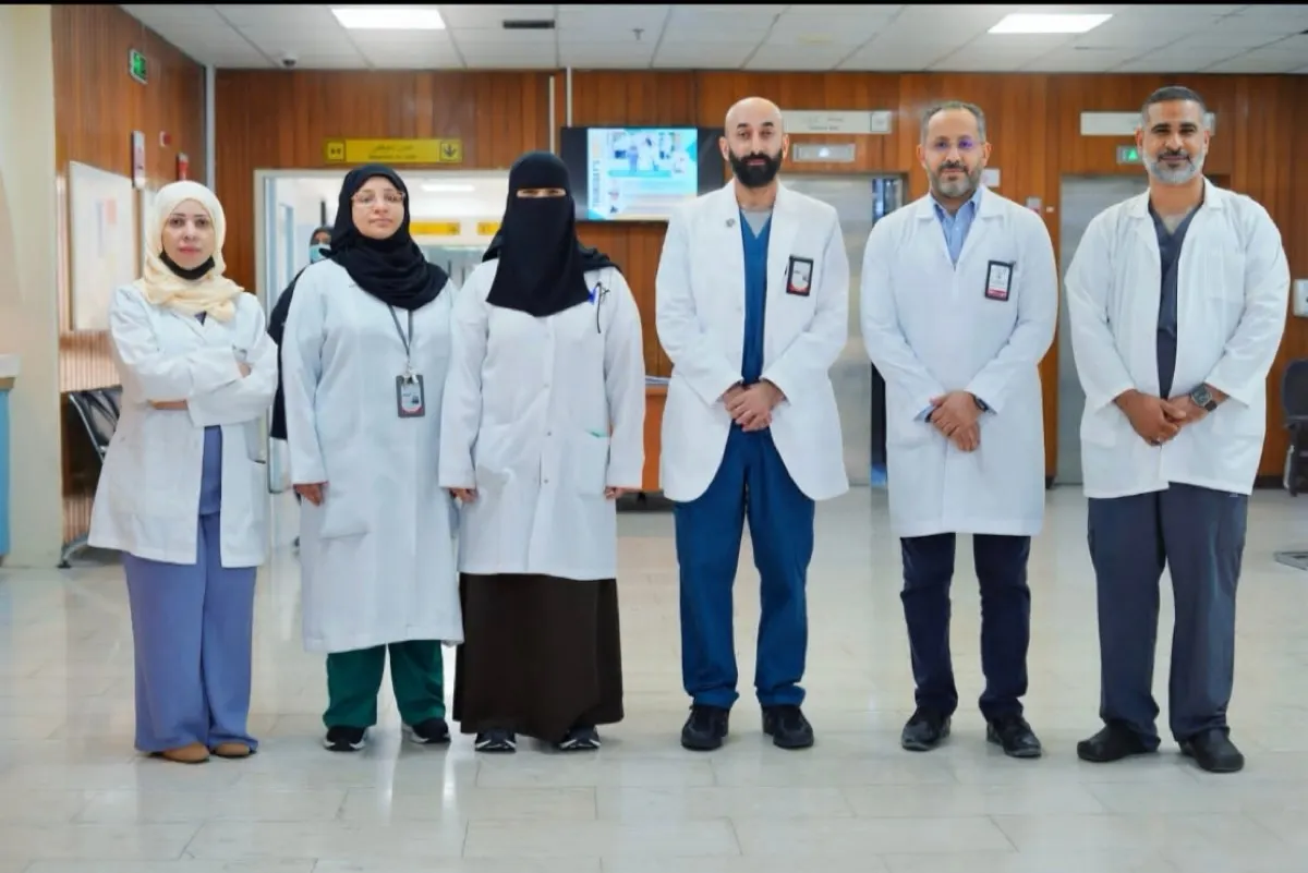 القطيف.. فريق طبي ينقذ حياة سيدة وطفلتها بعد عملية قيصرية معقدة