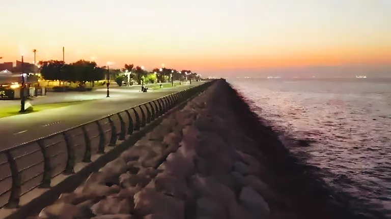 «سور ألمنيوم» يزين الواجهة البحرية بالدمام