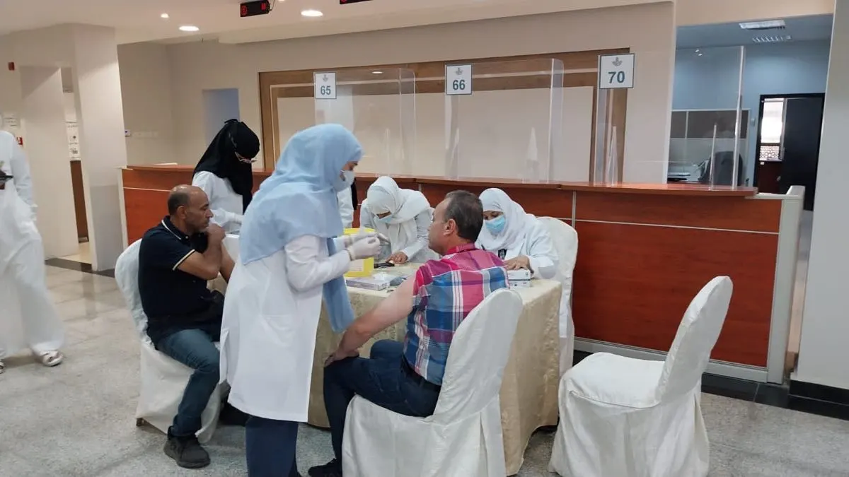 بالصور.. تطعيم 100 من منسوبي «بلدية القطيف» ضد الإنفلونزا الموسمية