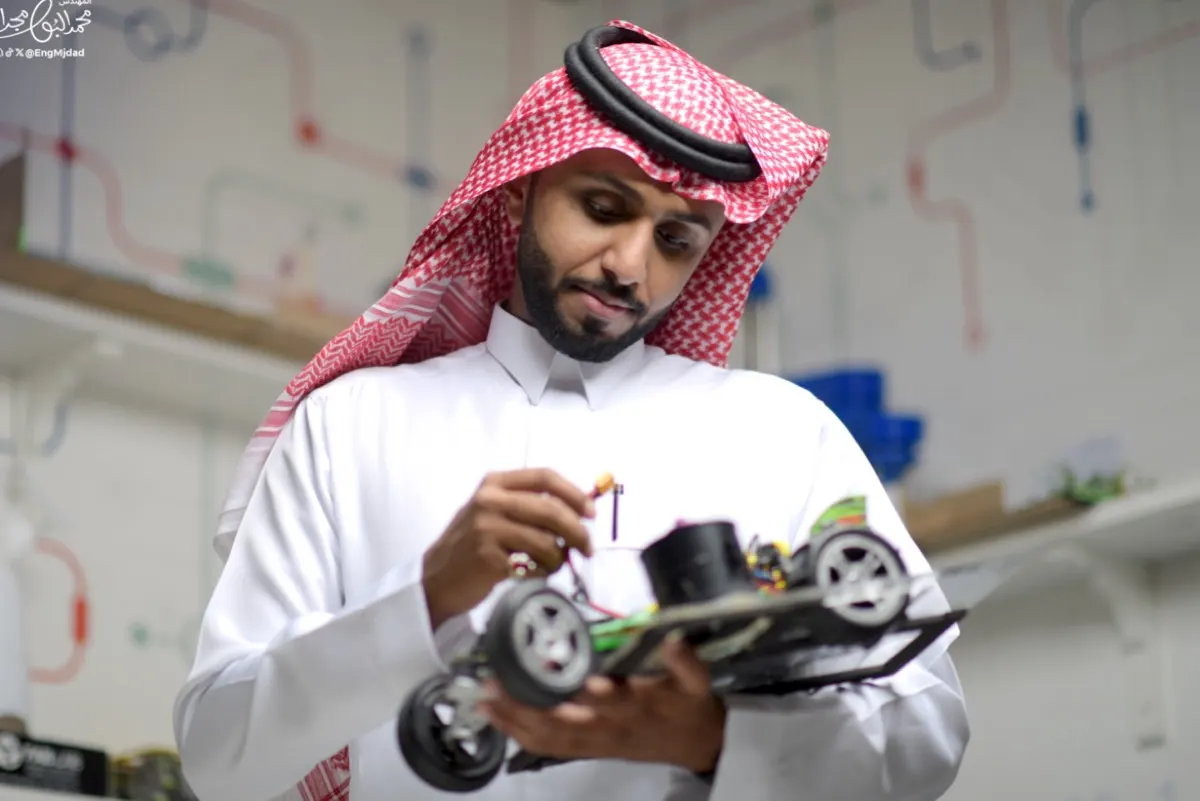 البومجداد يفوز بلقب ”نجوم العلوم“ بروبوت متسلق للأسطح العمودية