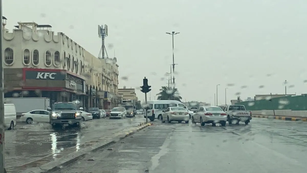 أمطار متوسطة تُروي القطيف.. وبلدية المحافظة تُفعّل أرقام الطوارئ