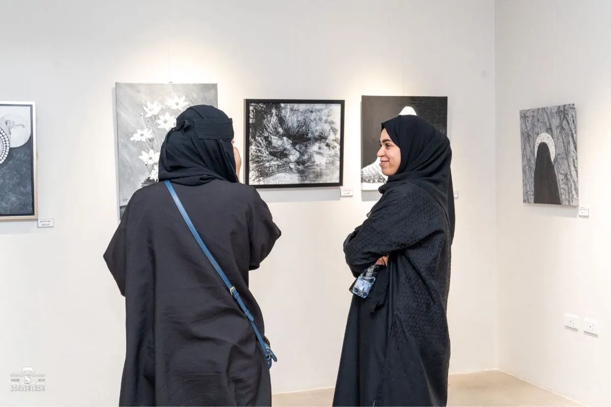التشكيلية الصاخن تتحدى عوامل البيئة في لوحة «البحر»