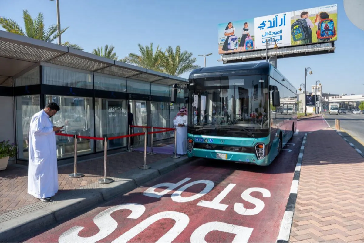 73 رحلة يومية لـ «الحافلة الكهربائية» بالدمام والقطيف