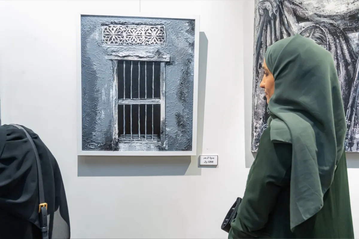 تجمع الفن التجريدي والواقعي.. التشكيلية آل بدر تفتح «دريشة» للسوالف الصباحية
