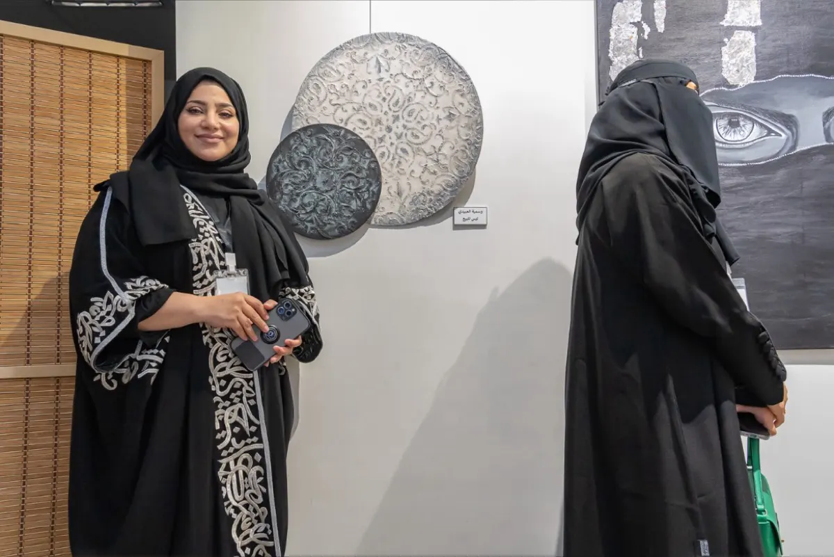 التشكيلية وسيمة العبيدي تعكس سيادة الخير على الشر ب «الزخارف»