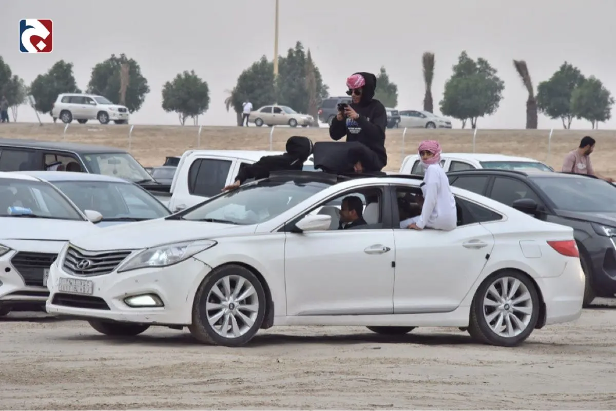 الكثبان الرملية الشرقية تستقطب الشباب للتنزه والترفيه
