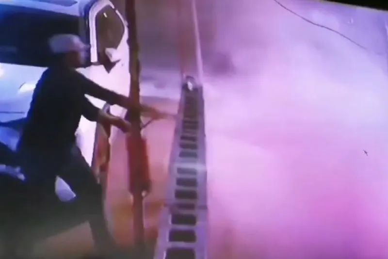 فيديو.. شجاعة شاب تنقذ منزلًا من حريق في تاروت