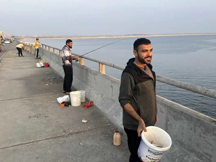 فيديو.. إقبال هواة صيد السمك بالسنارة على جسر الرياض