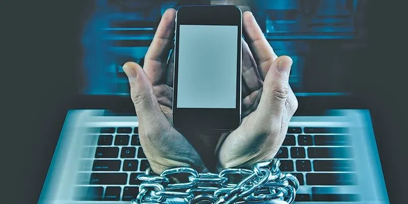 أخصائية نفسية تحذر: إدمان الإنترنت 3 ساعات يومياً خطر على الطلبة
