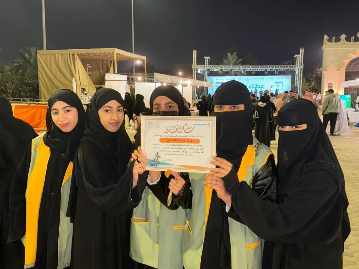 توزيع 600 هدية.. ”همسات الثقافي“ يرسم البسمة على وجوه زوار جواثا